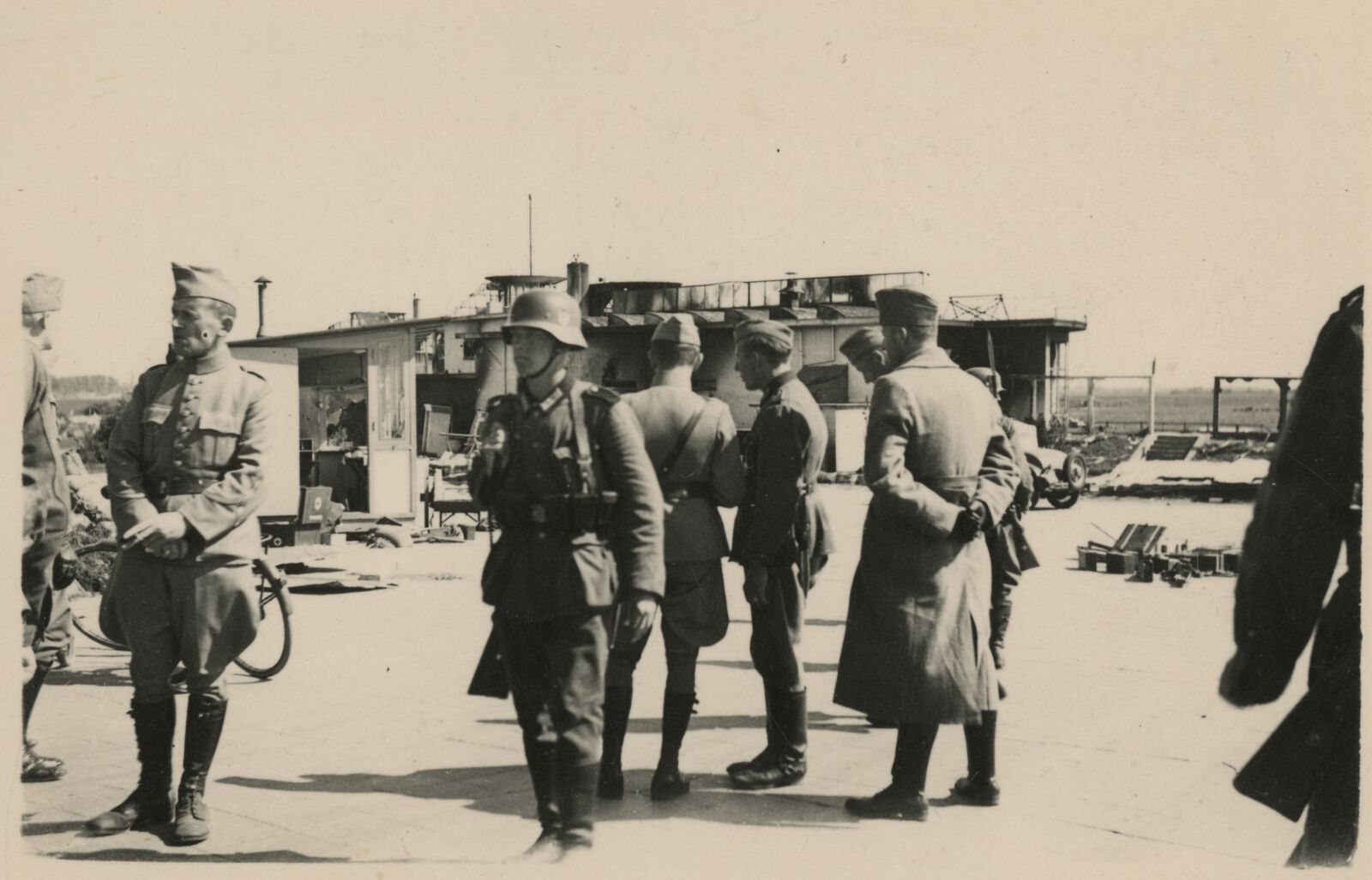 Vliegveld Ypenburg met Duitse soldaten