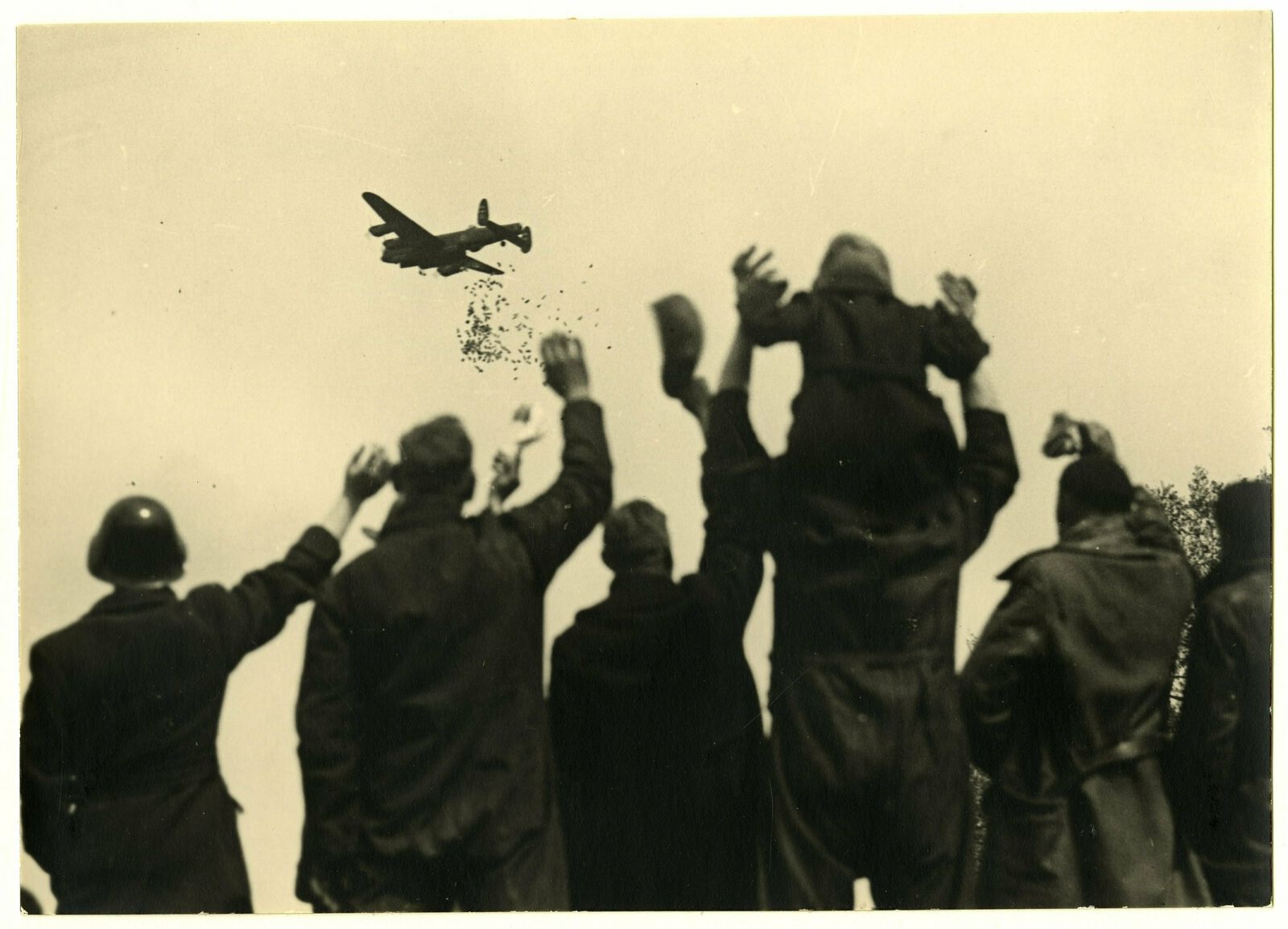 Voedseldroppings in Den Haag 1945, fotoburo Thuring